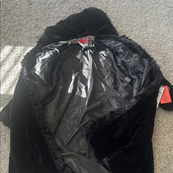 Luxurious Black Faux Fur Coat with Hood - Picture 3 of 6